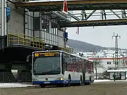 Gelenkbus mit Schwebebahnsymbol als Linie unter dem Schwebebahngerüst