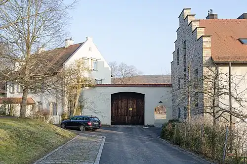 Einfahrt zum Gutshof…