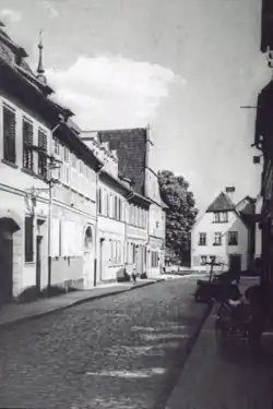 Burggasse 1905. Blick zur einstigen Reichsburg (am Hausgiebel in Gassenmitte)