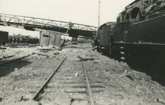 Zerstörter Fußgängersteg im Mai 1945