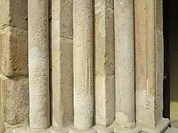 „Schwertspuren“ am romanischen Portal