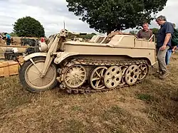 Kettenkrad: Halbkettenfahrzeug Sd.Kfz. 2 mit motorradähnlichem Vorderbau.