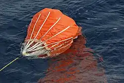 Das Bild zeigt einen Treibanker. Das ist eine Art Fallschirm, der im Wasser an einer Leine hinter dem Schiff hergezogen wird.