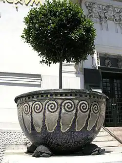 Baumtopf mit Füßen in Form von Schildkröten