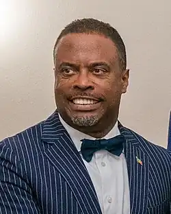 Brantley 2020. Ein dunkelhäutiger Mann im gestreiften Anzug mit Fliege.