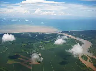 Luftaufnahme des Finca 60 (Mitte) und des Río Changuinola (rechts)