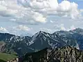 Der lange Südgrat (rechts im Bild) führt von Pertisau zur Seebergspitze (Bildmitte). Nach Norden (links im Bild) führt der Grat zur Seekarspitze
