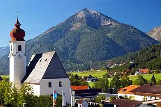 Ortskern mit Pfarrkirche Richtung Seekarspitze