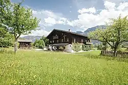 Seelackenmuseum von hinten mit Bauerngarten