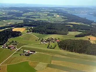 Luftaufnahme des Seerückens, im Vordergrund ist das auf rund 700 m Meereshöhe liegende Plateau zu sehen.