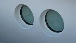 Bullaugen mit heruntergeklappter Seeschlagblende