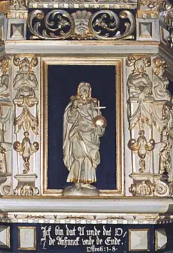 Relief am Kanzelkorb: Christus mit Reichsapfel