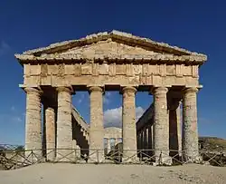 Klassisches Giebeldreieck (Tempel von Segesta, um 430/420 v. Chr.)