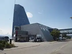 Foto eines hohen Gebäudes mit Glasfassade