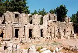 Fassaden von Läden und Odeion