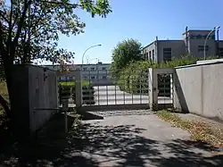 Zufahrt zum Sendergebäude mit Maschinenhaus (rechts)