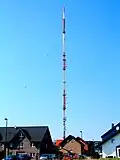 Sendemast über Siedlung
