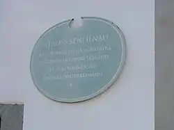 Schloss Senftenau, Objekt-Beschreibungstafel neben dem Eingang