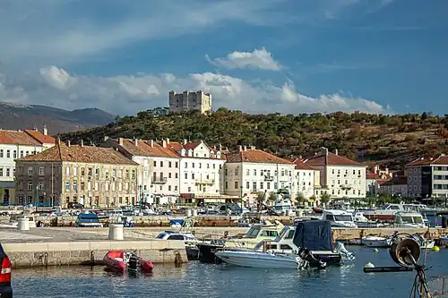Hafen mit Blick auf die Festung