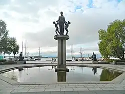 Foto einer in einem Brunnen platzierten Statue einer Frau mit zwei Kindern