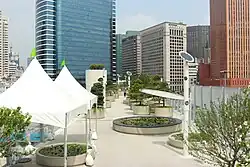 Bepflanzte Kübel, kleine Teiche und Pavillons zum Verweilen