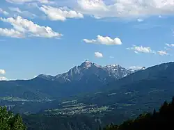 Die Serles von Innsbruck, links am Bergfuß Schönberg und Europabrücke (mittig Mutters)
