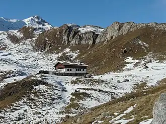 Die Sesvennahütte, links der Piz Rims