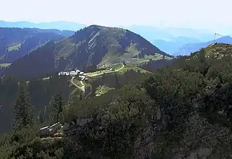 Der Setzberg vom Wallberggipfel, dazwischen die Bergstation der Wallbergbahn