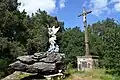 Kruzifix und St. Michael-Statue auf dem Felsen Rocher de la Vache