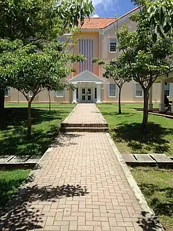 St. George's Hall der Universität, vormals Teil der Wohnanlagen für Universitätsangehörige, heute ein Klinisches Simulationszentrum, gelegen auf einem parkartigen Gelände