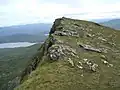 Der Gipfelbereich des Sgùrr nan Each von Norden, im Hintergrund der Loch Fannich