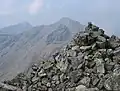 Der Gipfelcairn des Sgùrr nan Gillean, im Hintergrund der benachbarte Bruach na Frìthe