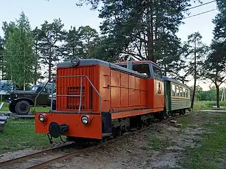 ТУ8-0167 der Museumswaldbahn Scharja mit einem Personenwagen
