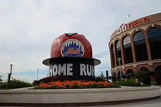 Der alte Apfel steht nun vor dem Citi Field