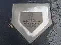Gedenkplakette erinnert an die Homeplate des Shea auf dem heutigen Parkplatz des Citi Field (Februar 2010)