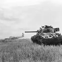 Ein britischer Sherman-Panzer der 13./18. königlichen Husaren im Einsatz gegen deutsche Infanterie (Normandie, 10. Juni 1944)