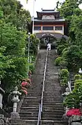 Treppe mit Niō-Tor