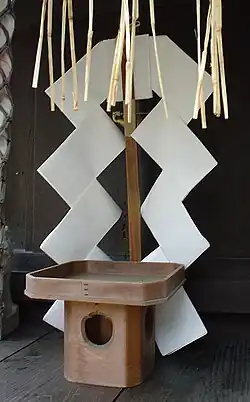 Gohei, hölzerne Stäbe mit Papierstreifen