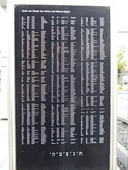 Namen und Daten auf der Tafel zum Mahnmal