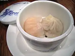 Xiajiao (蝦餃) und Xiaolongbao (rechts) in Higashinada, Kobe