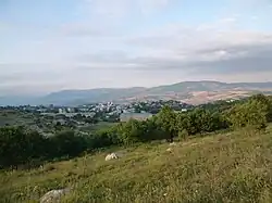 Schuschi/Şuşa, historisch bedeutsame und ehemals zweitgrößte Stadt der Autonomen Oblast, verlor bis 1994 vier Fünftel seiner 1989 vorwiegend aserbaidschanischen Einwohner und fiel 2020 wieder an Aserbaidschan.