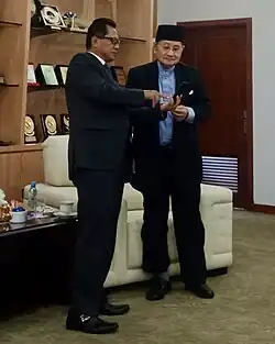 Badaruddin (rechts) mit dem Botschafter von Indonesien 2020. Zwei Männer im Anzug im Gespräch.