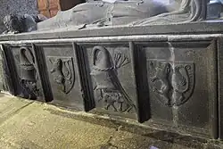 Wappenschilde mit Löwen und Schwänen