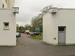 Einfahrt auf den Innenhof eines Wohnblocks mit Leuchtkästen