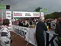 Ziel mit Tribüne auf dem Sportplatz