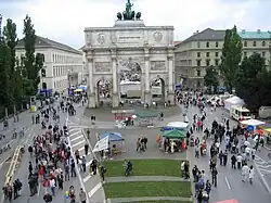 Siegestor mit Hauptbühne im Jahr 2004