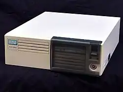 Der PCD-3Bsx war einer der kompaktesten Desktop-PCs seiner Zeit.