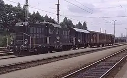 Diesellok der Reihe 2045 mit Güterzug