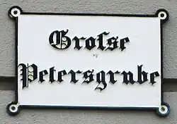 Groſse Petersgrube – Lübecker Straßenschild aus der 2.&nbsp;Hälfte des 19.&nbsp;Jahrhunderts in gebrochener Schrift: ſs&nbsp;als Ersatz für ß