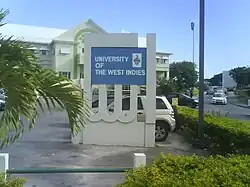 Schild des Cave Hill Campus der University of the West Indies.